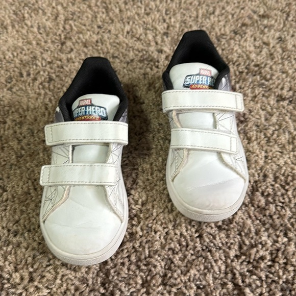Good condition adidas sneaks - Picture 1 of 6